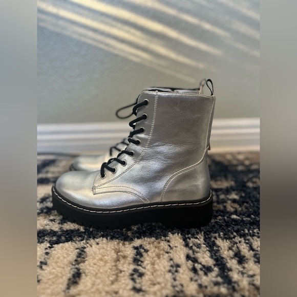 Sincerely Jules Silver Metallic Boots. New with Tags - Picture 4 of 6